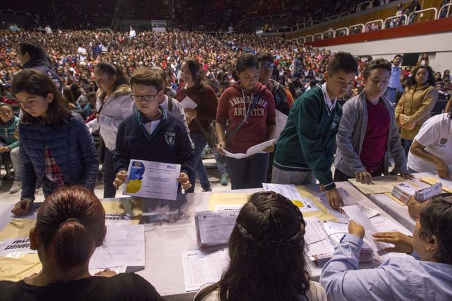 Mil jóvenes aplican para beca escolar