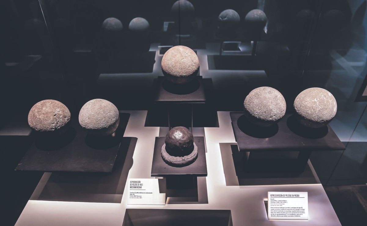 Representaciones de pelotas que se muestran en la exposición. Foto: INAH