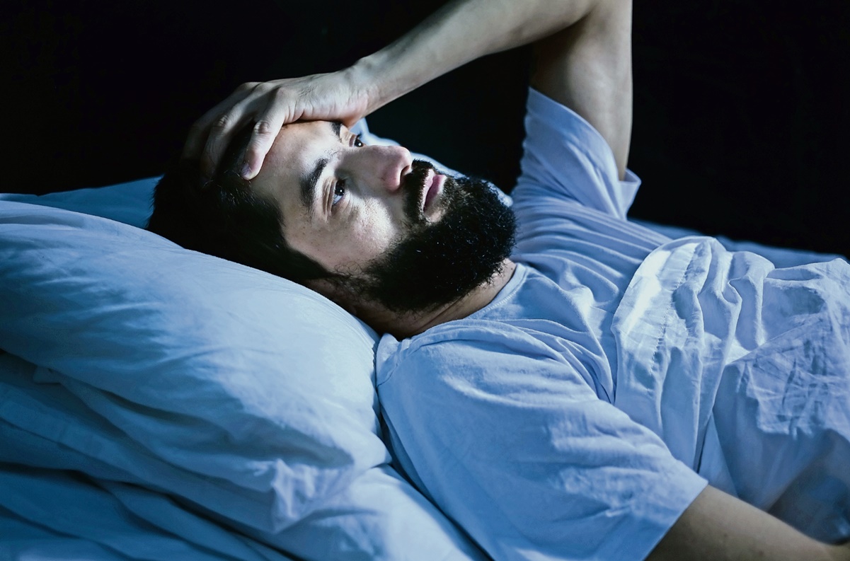 Dormir con la luz encendida desencadenaría la diabetes y enfermedades cardíacas: estudio 