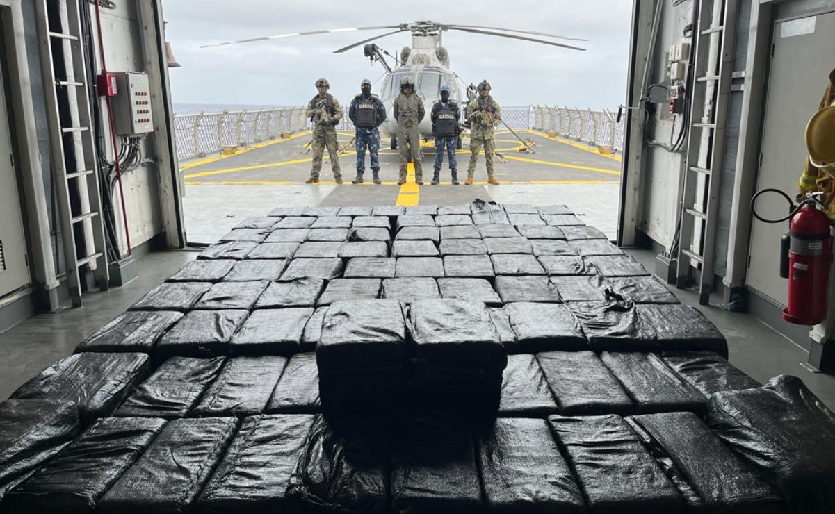 Marina asegura semisumergible con 3.5 toneladas de cocaína en el Océano Pacífico