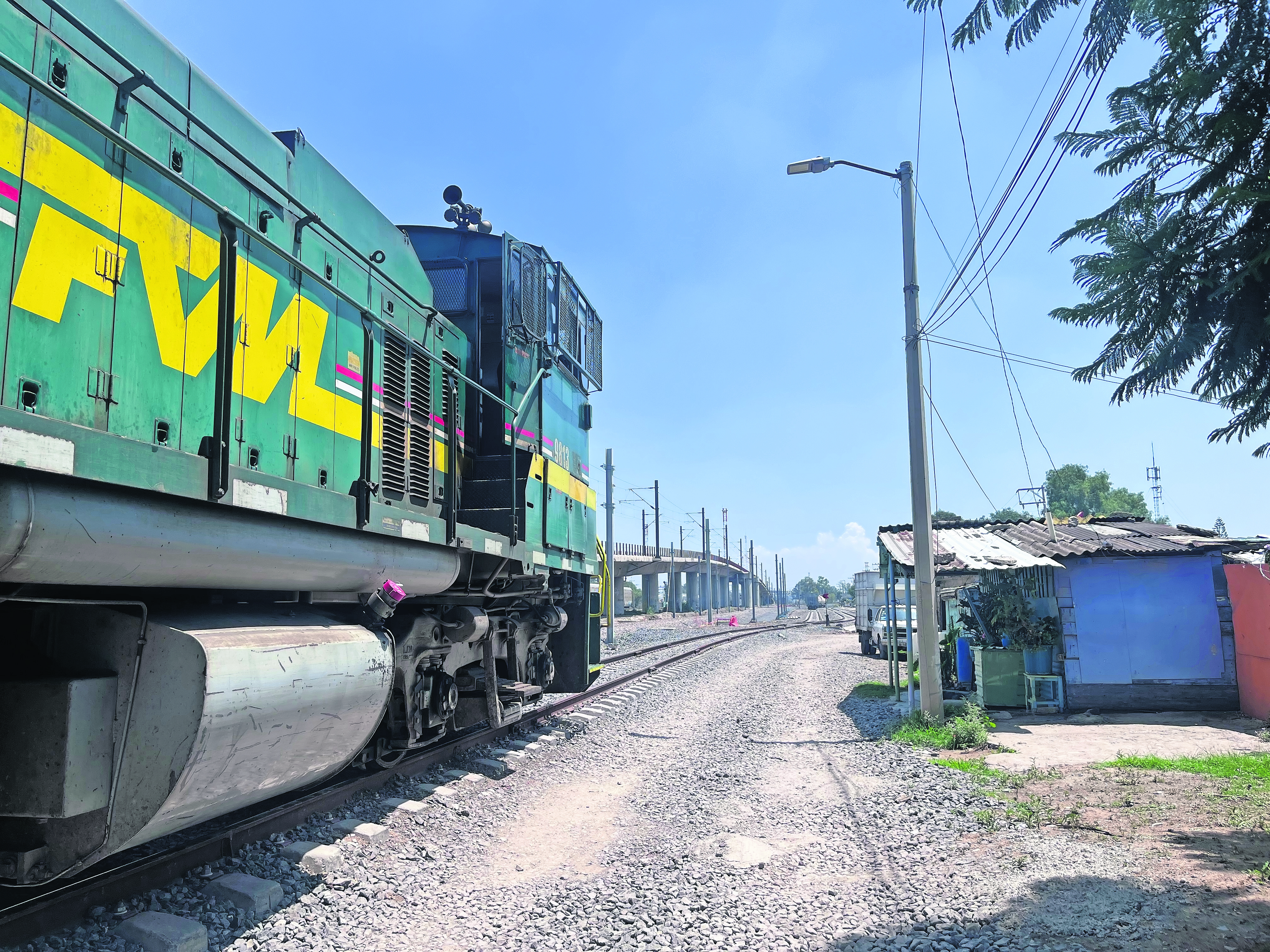 Familias en peligro, viven al lado del tren