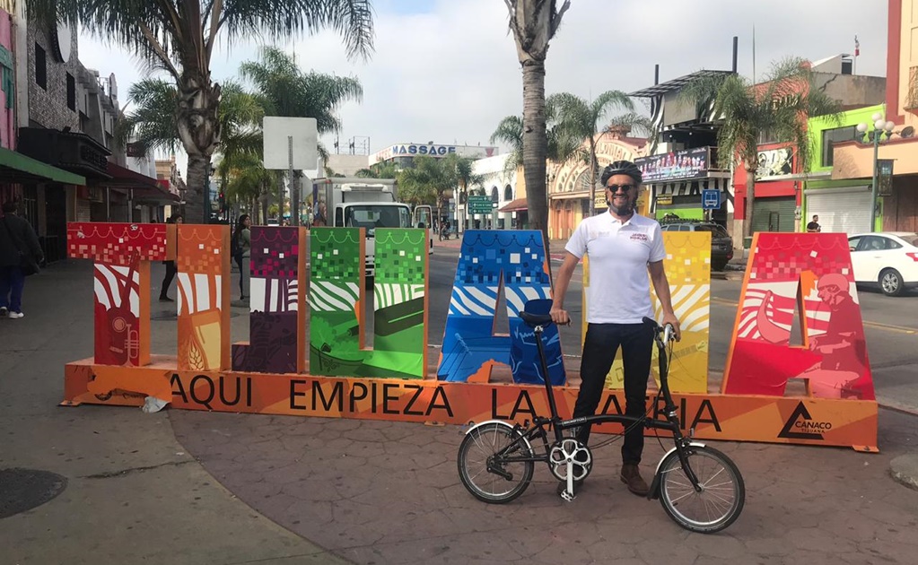 Diputado se relaja antes de acudir a evento masivo de AMLO en Tijuana