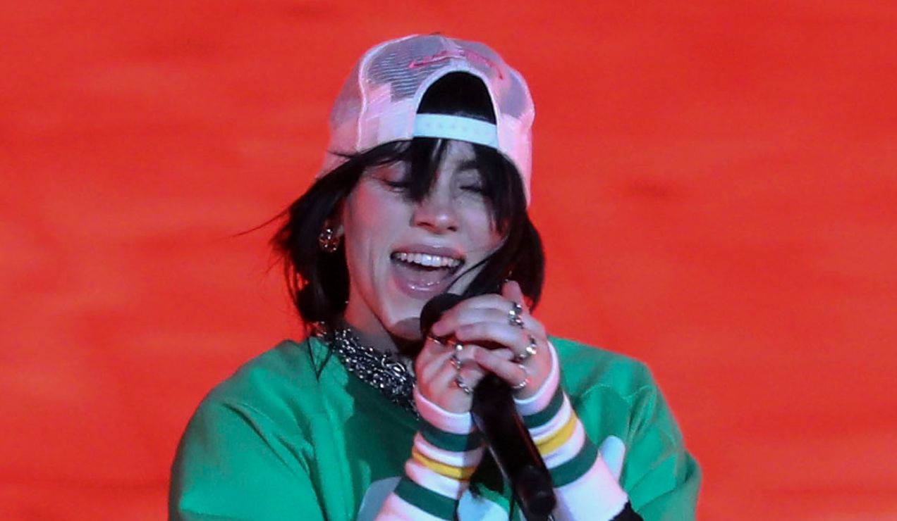 Billie Eilish deja al descubierto su ropa interior y un tatuaje en la cadera