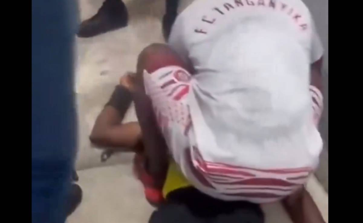 Arbitro del Congo es noqueado por barristas brutalmente 