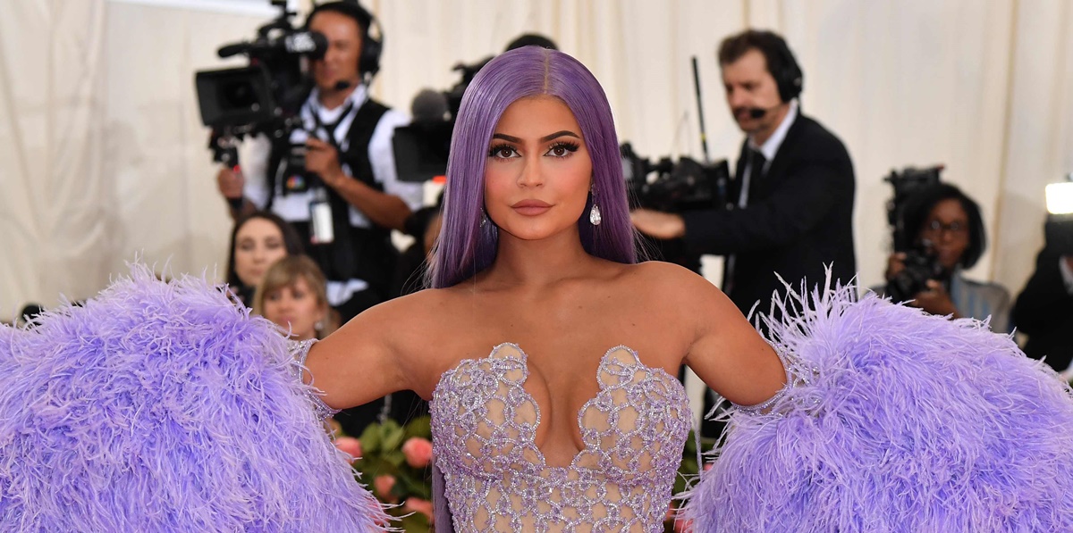 Kylie Jenner delinea sus curvas con ajustado vestido de látex