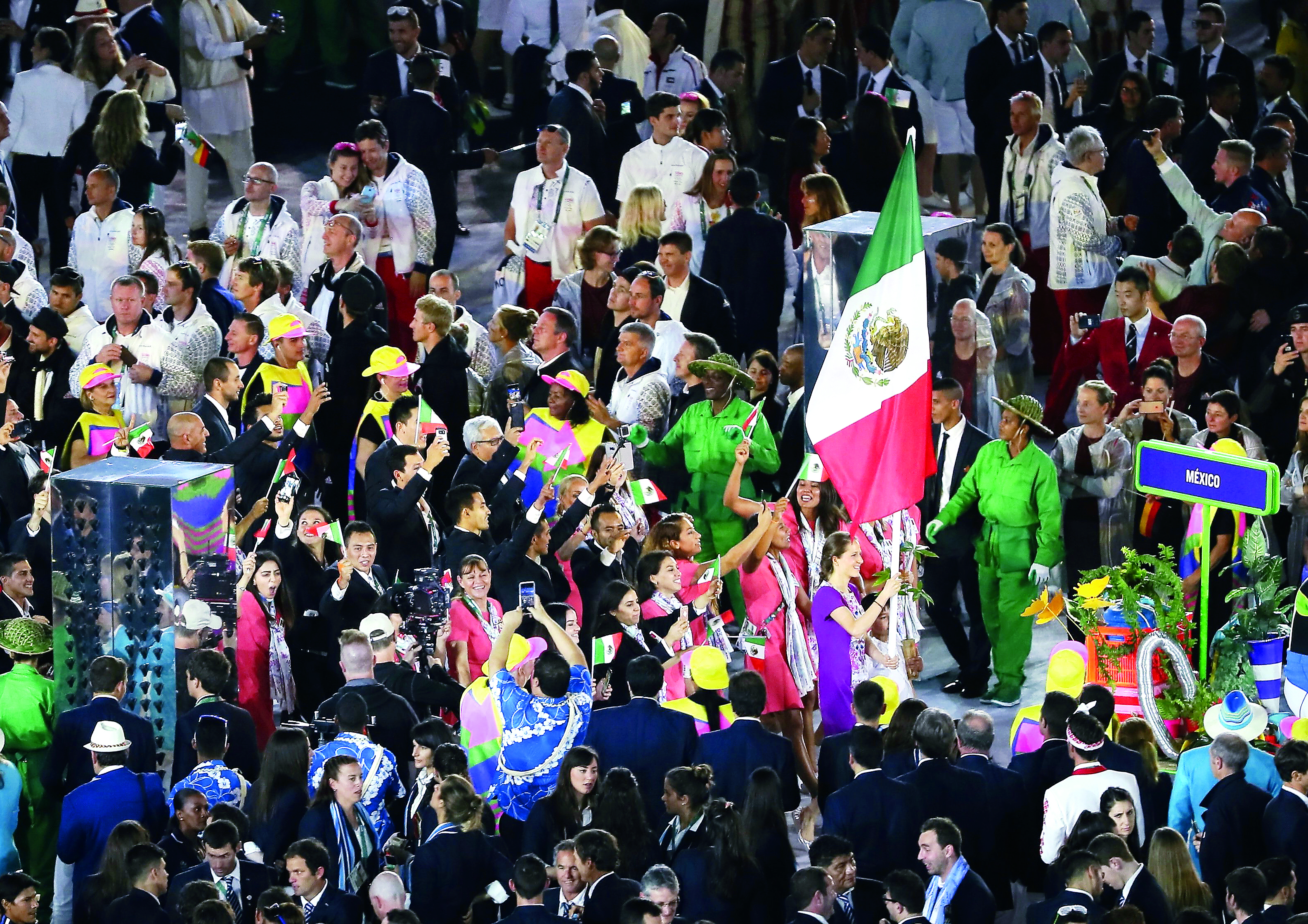 Brasileños reciben a México con ovación