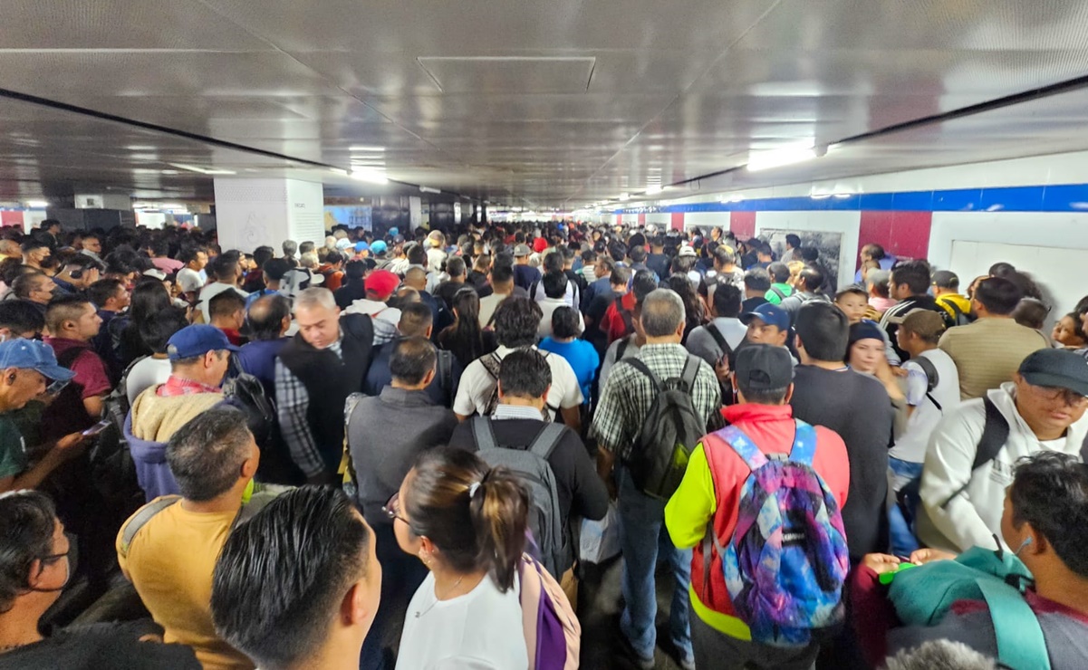 VIDEO Chiflidos, gritos, sudor e impaciencia: reportan filas de hasta media hora en el metro Pino Suárez