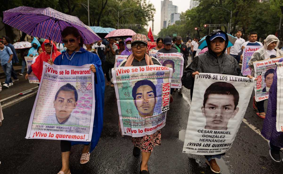 Marchan en CDMX padres de los 43 normalistas de Ayotzinapa este 26 de ...