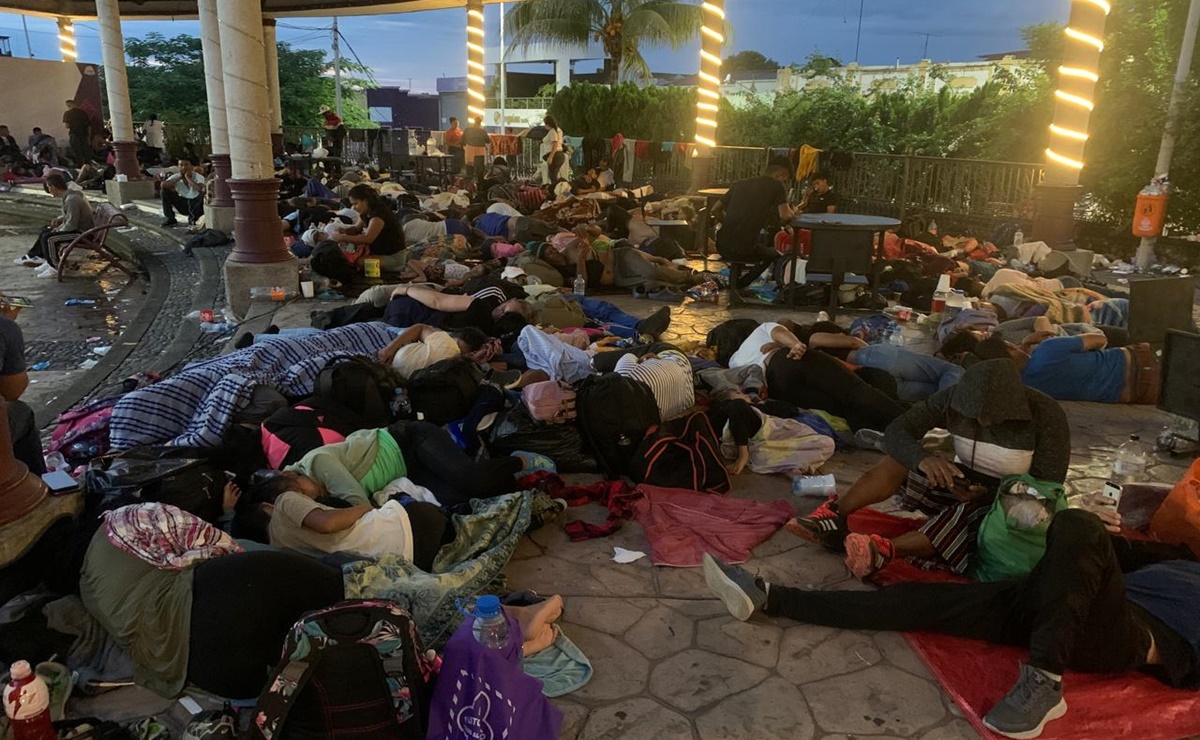 Caravana migrante descansa en Tapachula, Chiapas tras caminata de 40 km en condiciones climáticas adversas