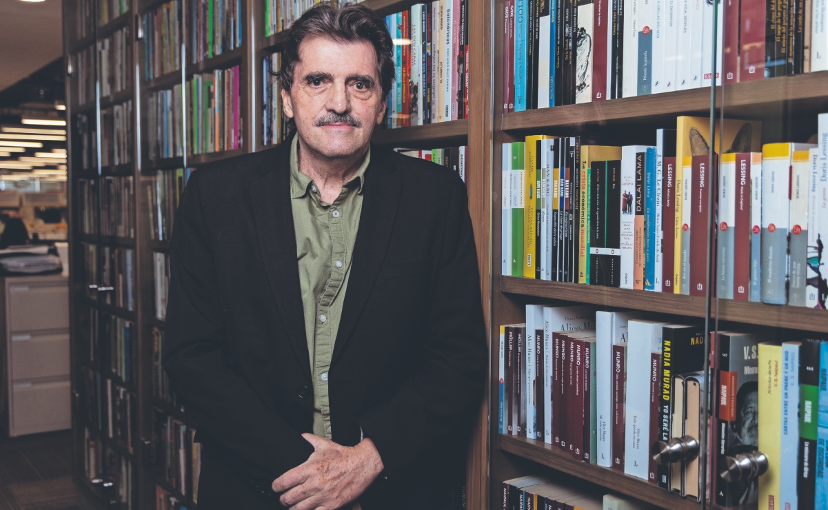 Entrevista al escritor Enrique Serna, por su novela El dios hambriento. Foto Hugo Salvador/ EL UNIVERSAL