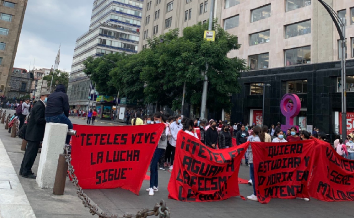 Cumple 19 horas bloqueo de normalistas en Eje Central y avenida Juárez
