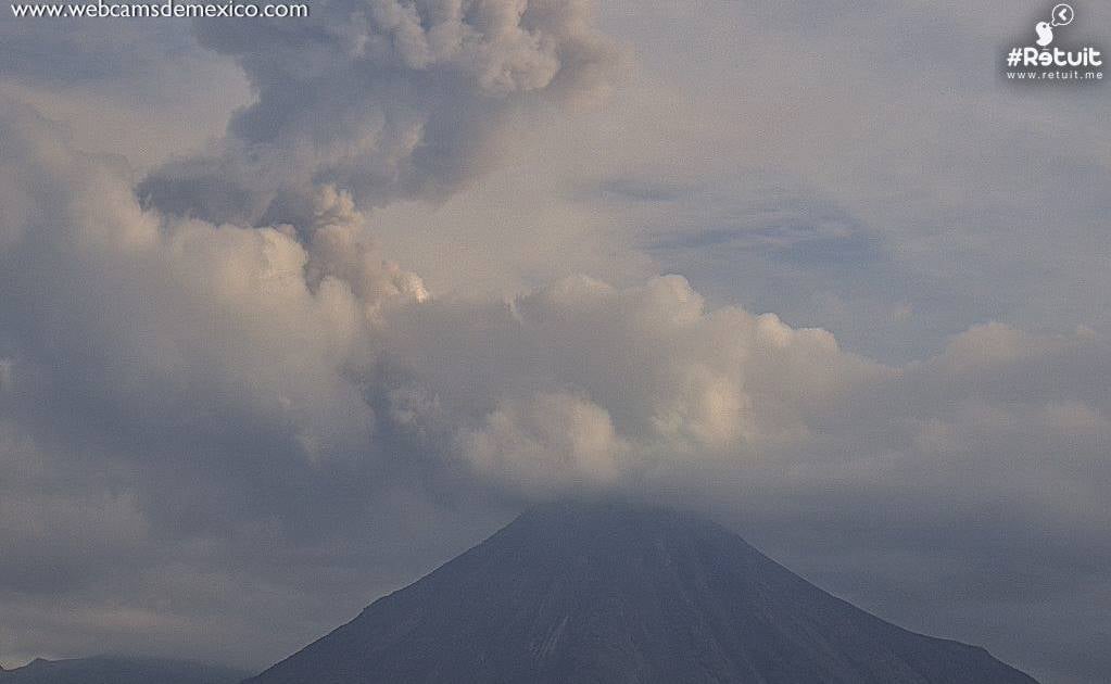 Volcán de Colima emite fumarola de 2.2 km con ceniza