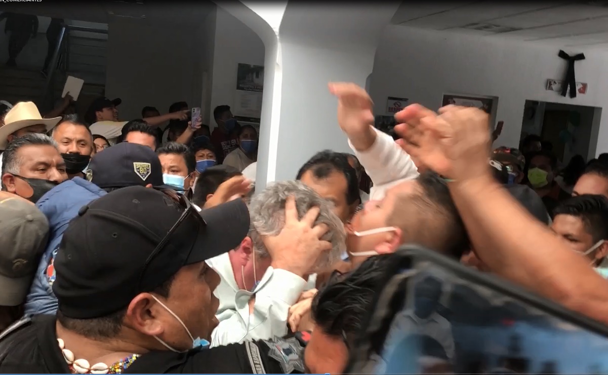 Comerciantes informales golpean a presidente municipal de Cuautitlán ante plan de regularización 