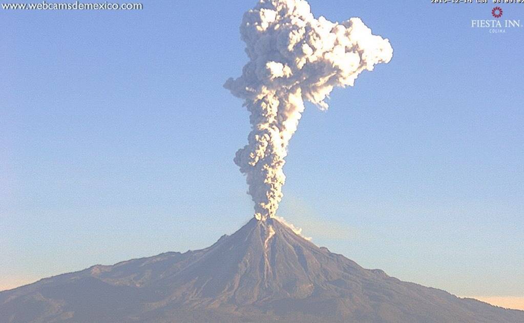 Volcán de Colima emite exhalación de 3 km