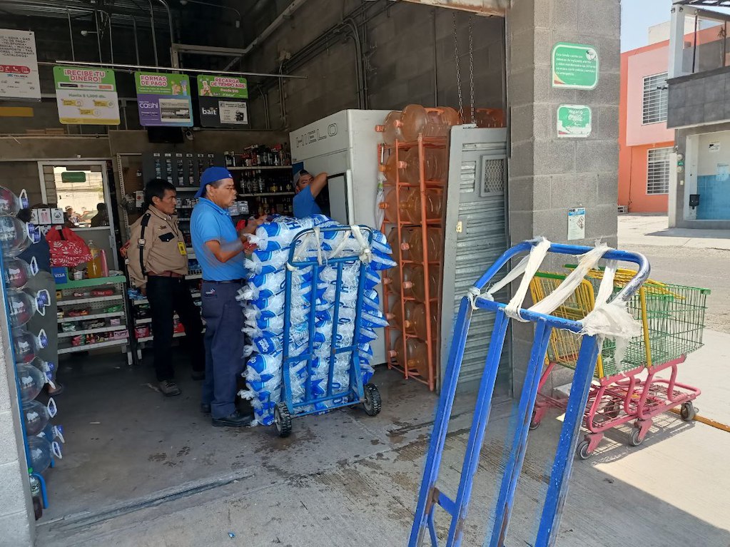 Por alta demanda, restringen la venta de hielo 