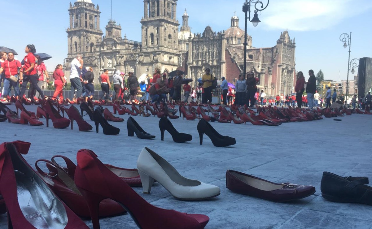 Colocan cientos de zapatillas y calcetas en el Zócalo por feminicidios