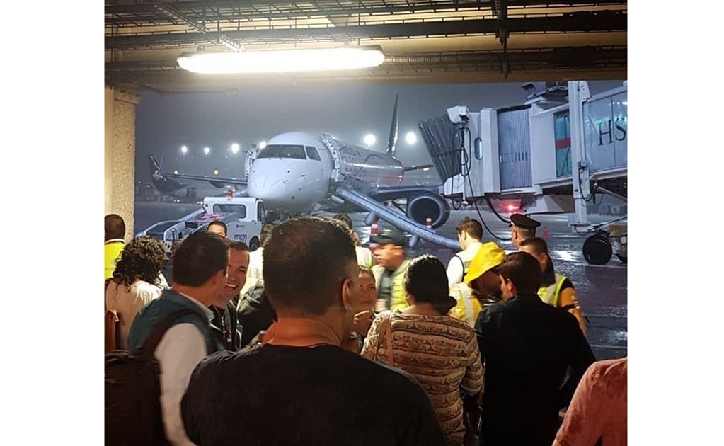 Desalojan avión en el AICM por alarma de fuego; no hay heridos