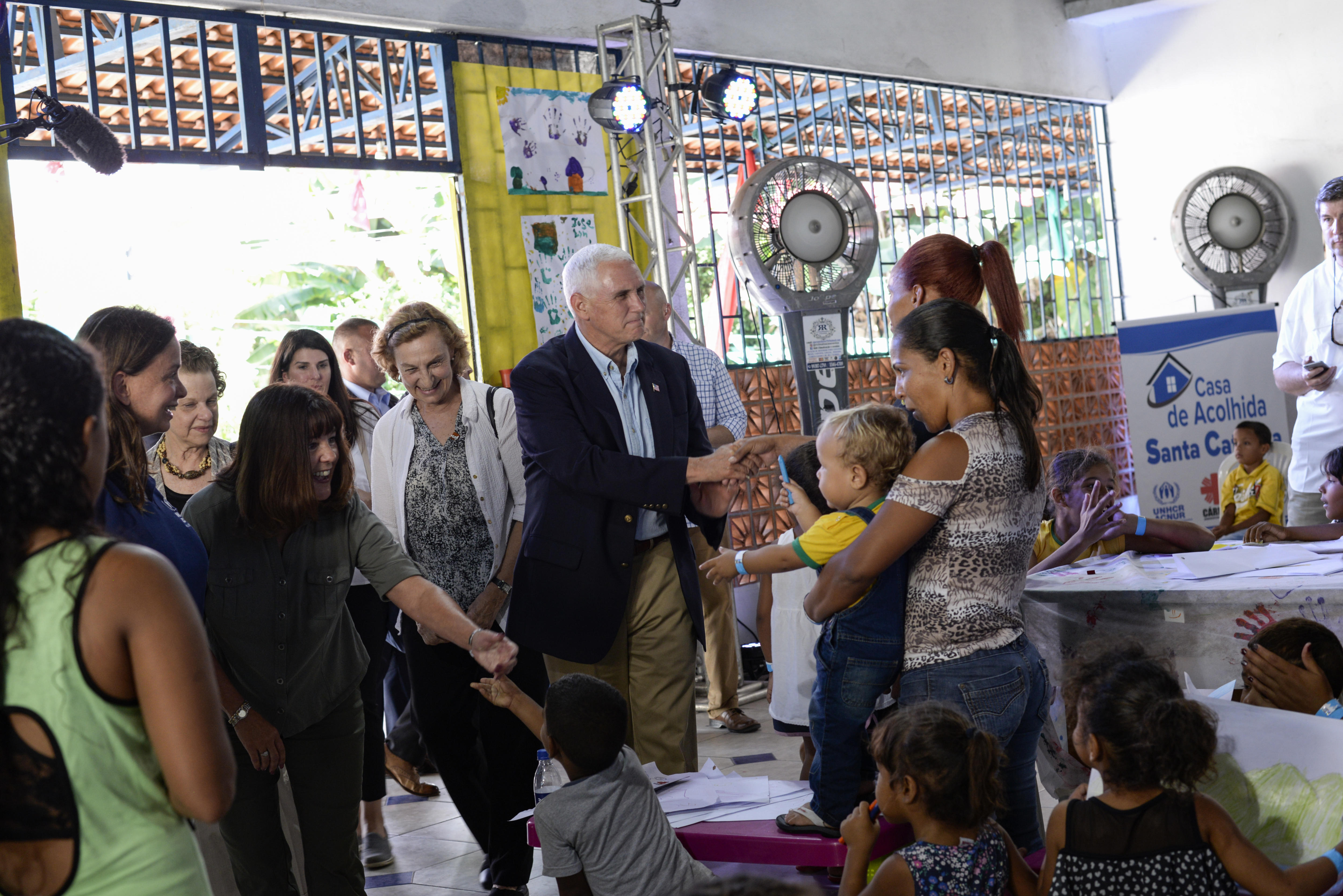 Mike Pence visita a refugiados venezolanos en Brasil; reitera críticas a Maduro
