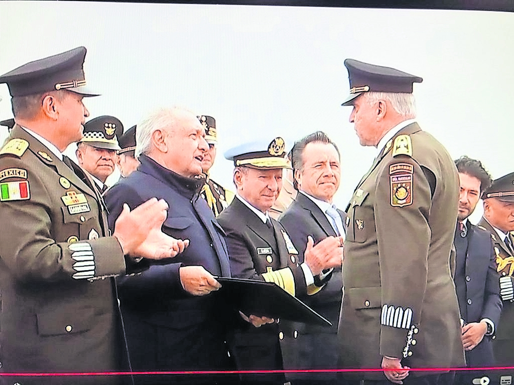 AMLO premia aporte al Colegio Militar de Salvador Cienfuegos