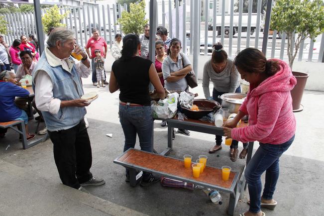 Acción altruista Abrazo al corazón y al estómago 