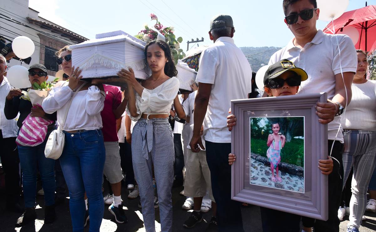 Tras la furia, la tristeza; con globos blancos dan el último adiós a la pequeña Camila (FOTOS)