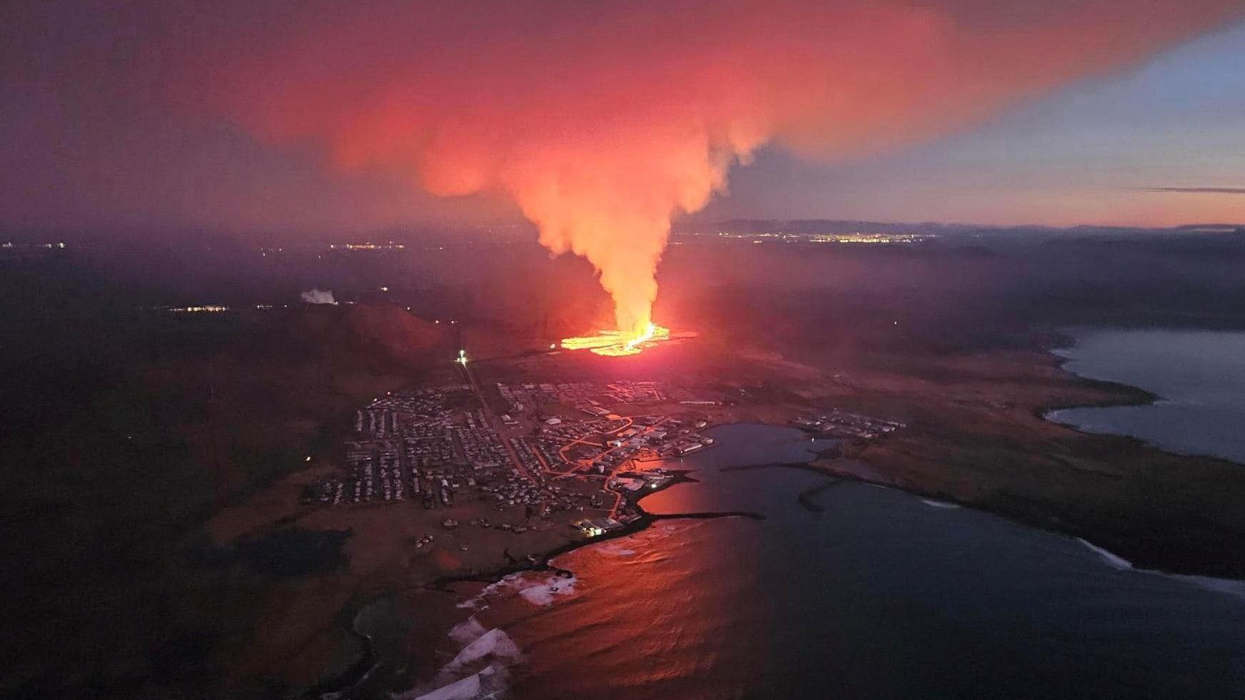 FOTO: Las impresionantes imágenes de la erupción de un volcán al lado de un pueblo en Islandia