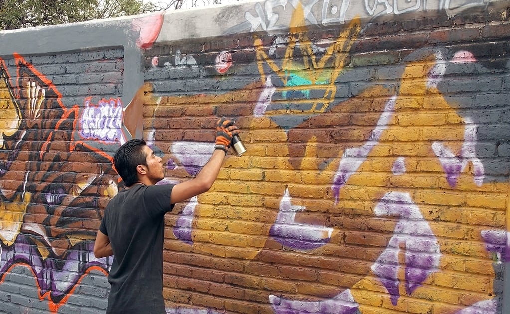 Estudiante de Michoacán crea una pintura antigrafiti