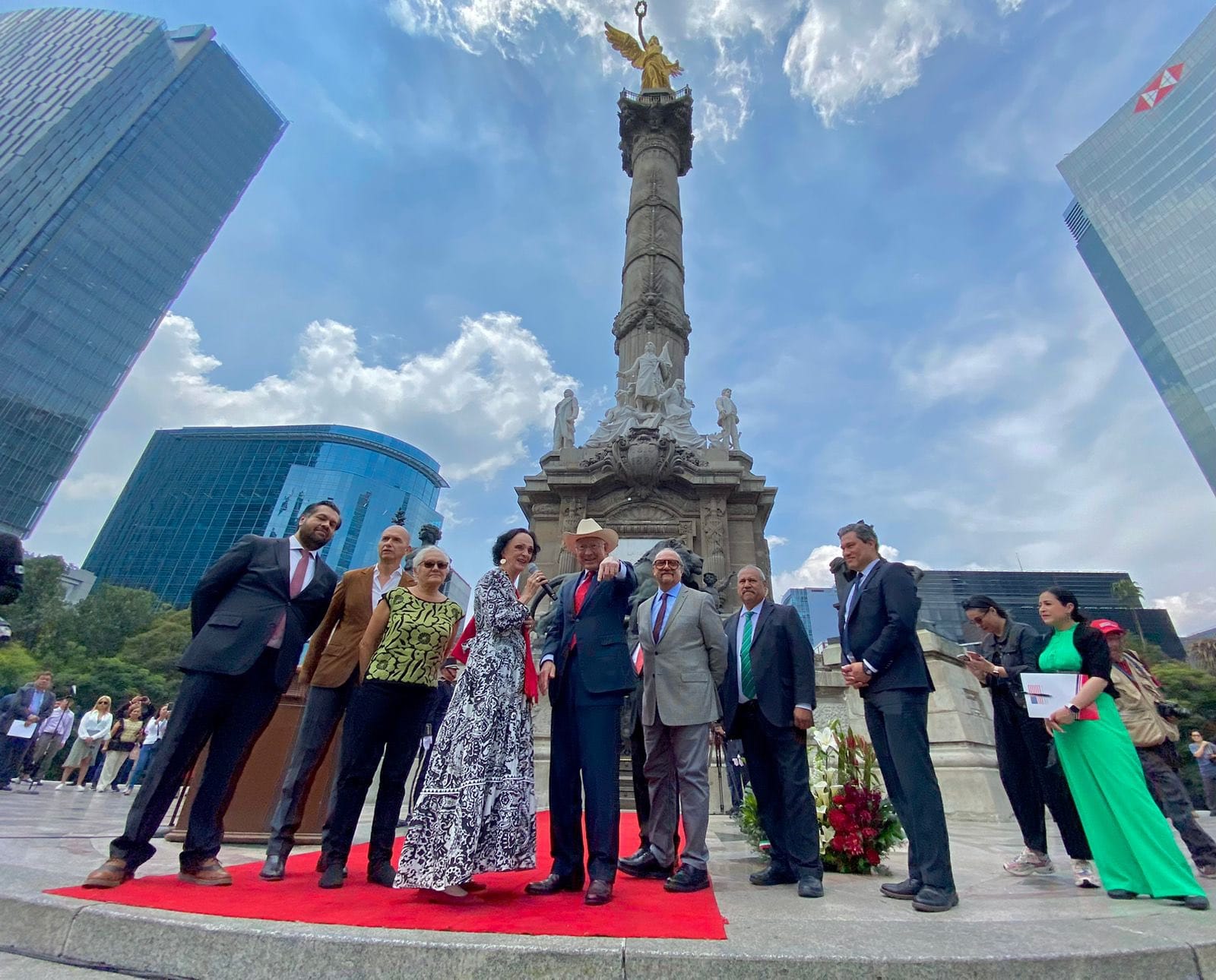 Desde el Ángel, embajador Ken Salazar felicita a todos los mexicanos por la Independencia
