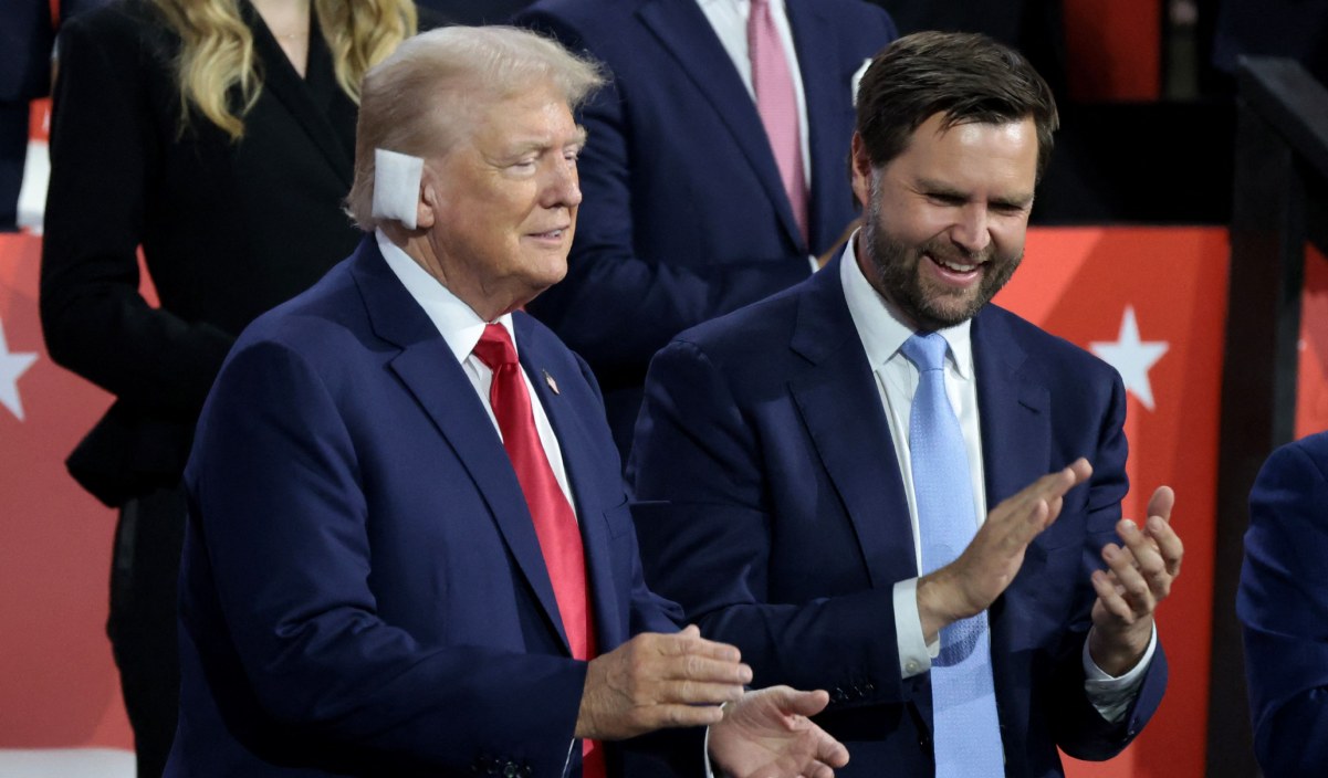 "Recibí una bala por la democracia", asegura Trump y se burla de Biden durante el primer mitin con J.D. Vance