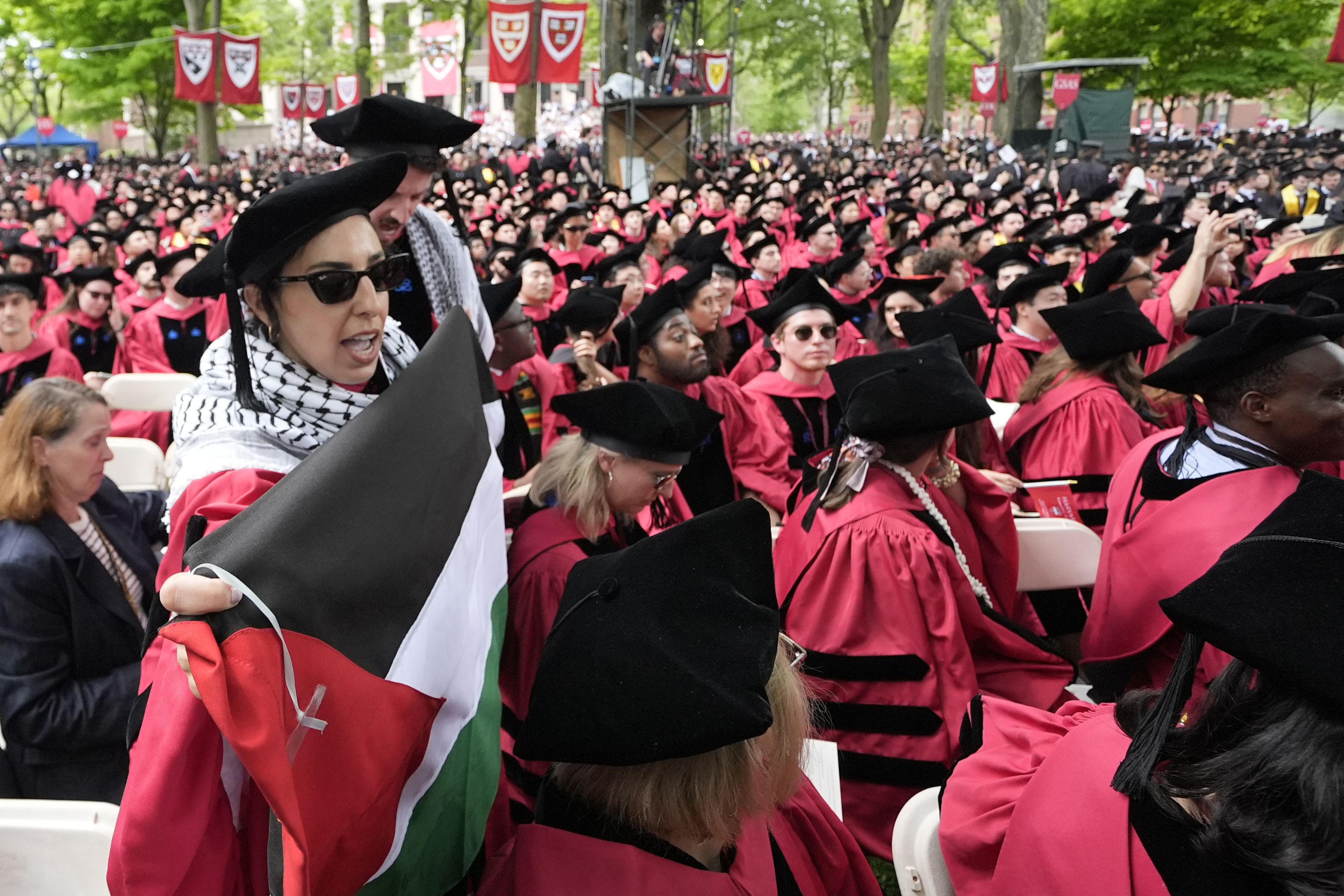 Alumnos de Harvard corean "Palestina libre" durante ceremonia de graduación; protestan por sanciones a compañeros