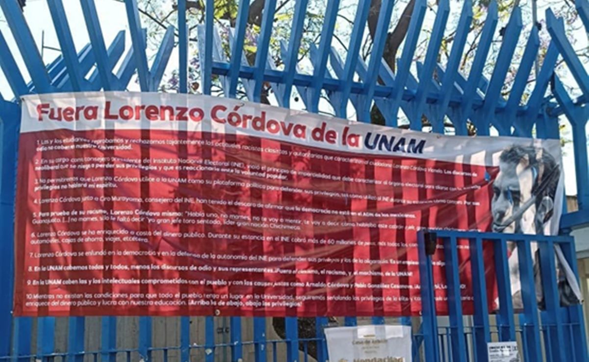 Colocan mantas en la UNAM contra Lorenzo Córdova; consejero Jaime Rivera reprueba "tufo fascista"