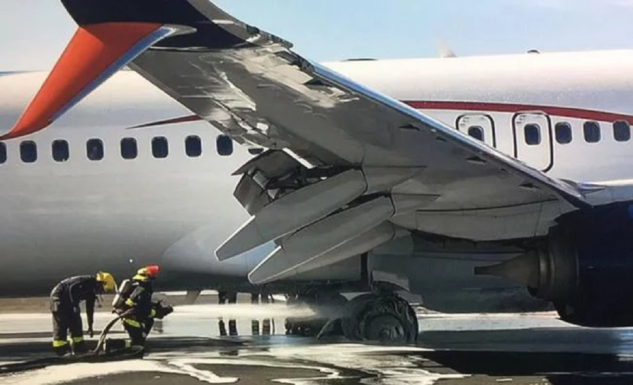 Evacuan avión en Guadalajara por incendio en neumáticos