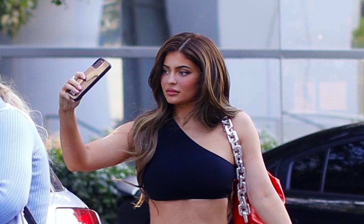 Kylie Jenner delinea su figura con ajustado atuendo calado