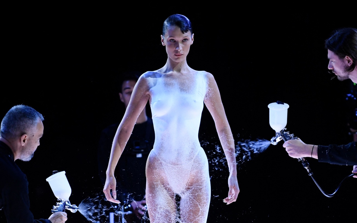 El vestido de spray de Bella Hadid y otros momentos míticos de la moda en 2022