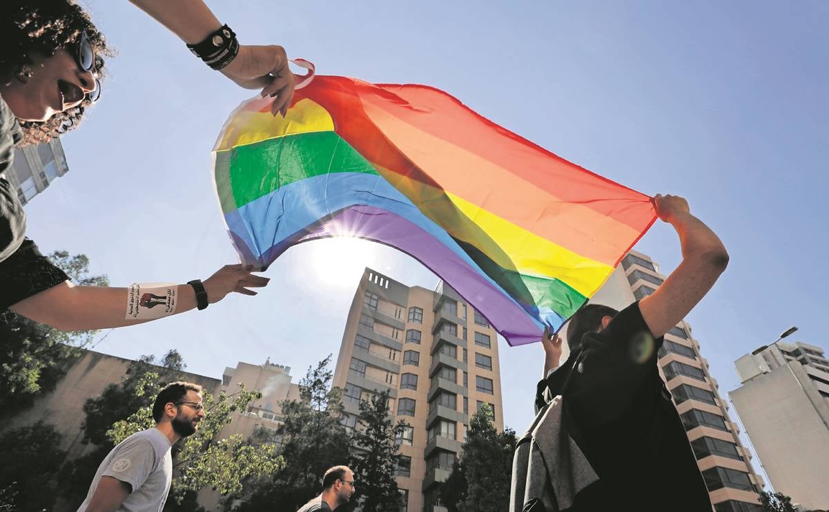 Hungría aprueba ley que prohíbe adopciones a matrimonios del mismo sexo