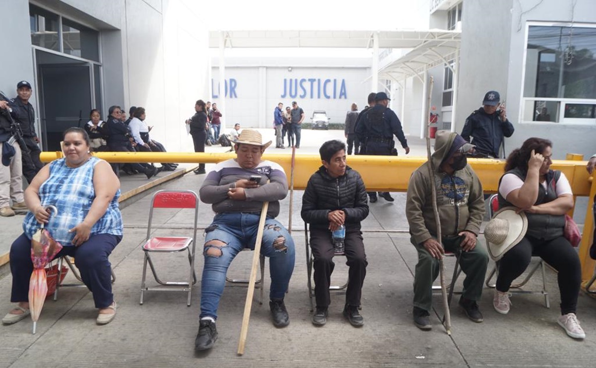 Tras 30 horas retenidos, suman 76 trabajadores liberados del gobierno de Oaxaca