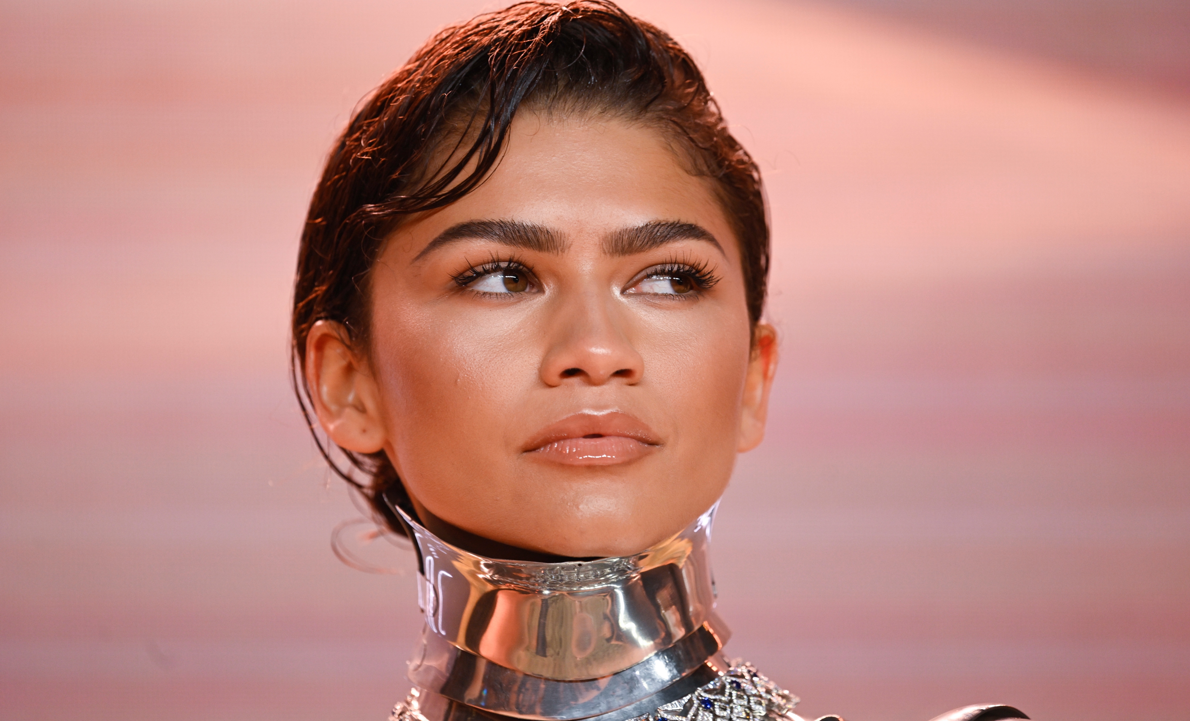 Zendaya, irresistible diosa futurista en look plastificado y transparente