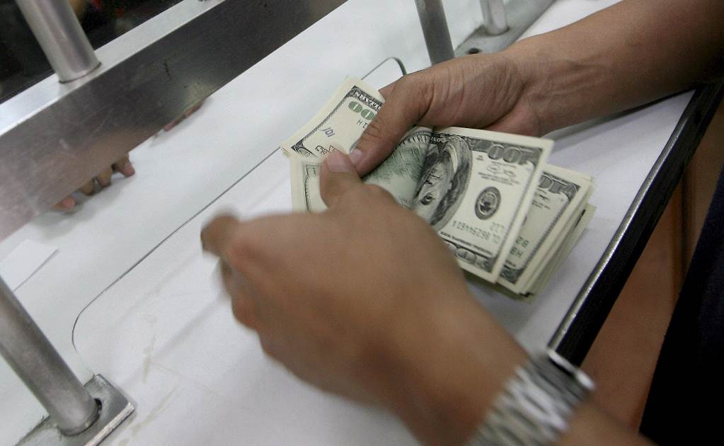 Peso cae ante avance del dólar; Bolsa Mexicana de Valores avanza atenta a mineras