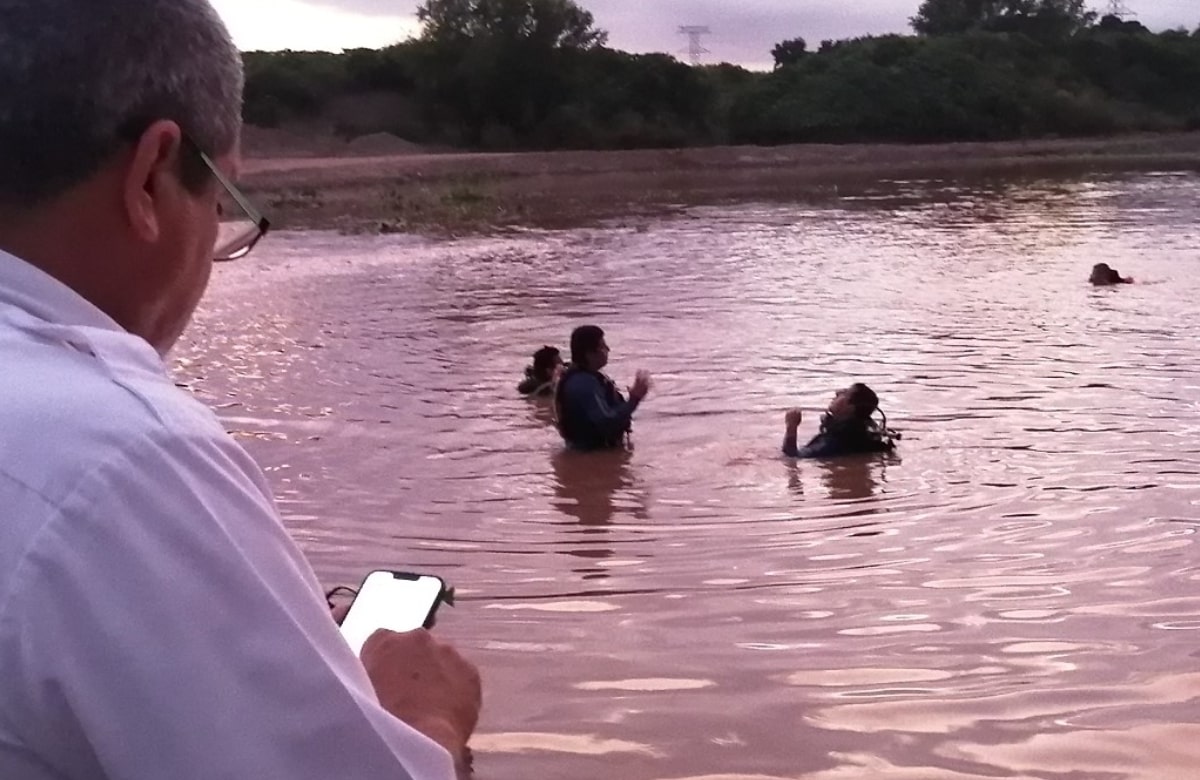 Buscan a joven arrastrado por río mientras nadaba con amigos en Navolato 