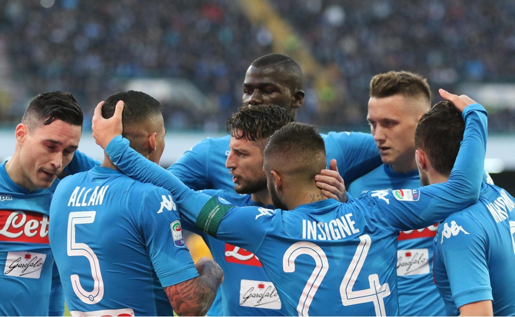 Napoli es líder de mitad de temporada en Serie A