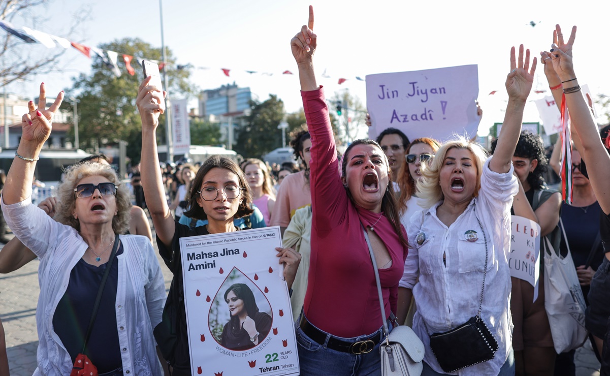 Feministas recuerdan en Turquía el aniversario de la muerte de Mahsa Amini