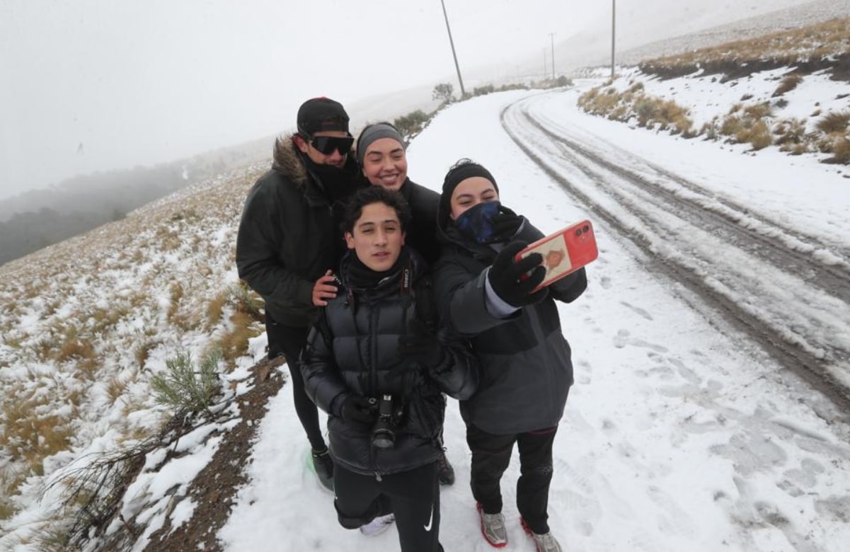 FOTOS:  Alpinistas y familias disfrutan de la nieve que cubre al Nevado de Toluca 
