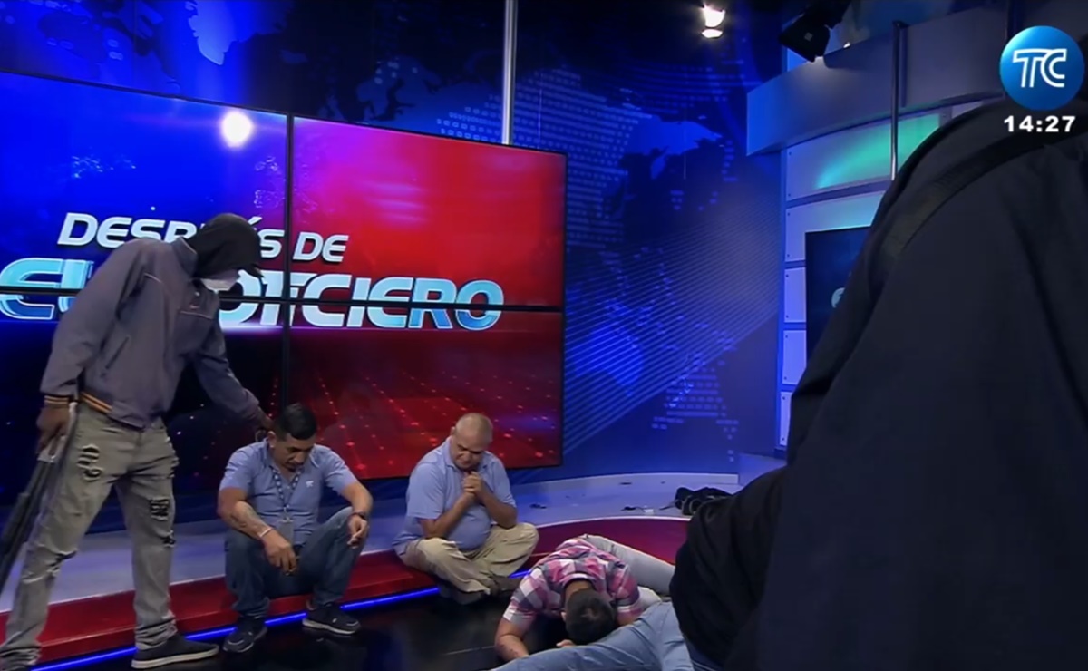 Periodistas de Ecuador narran así la irrupción de hombres armados en televisora: "hubo momentos de terror"