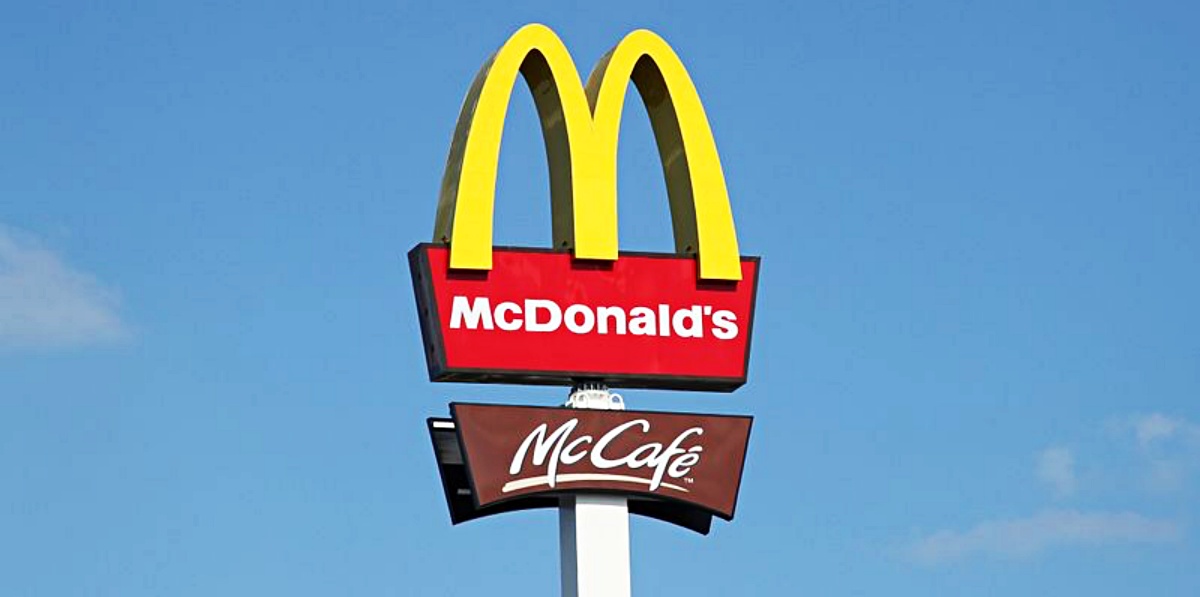 Video. Gerente de McDonald’s golpea con licuadora a cliente por quejarse de su pedido