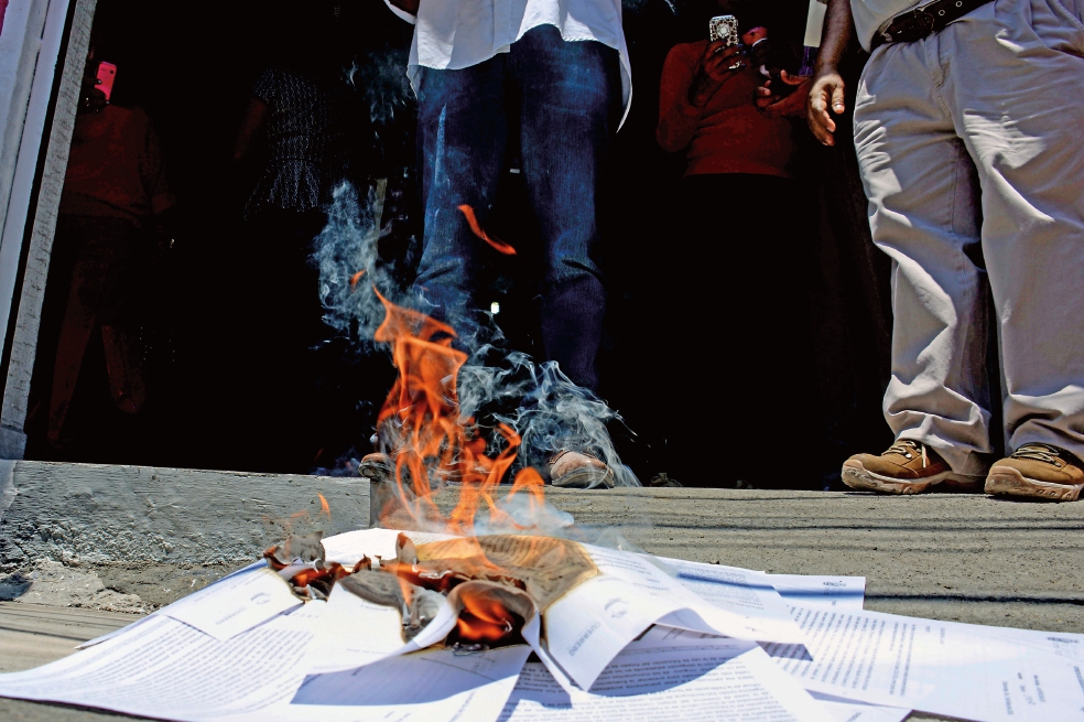 CETEG quema notas para evitar evaluación docente  