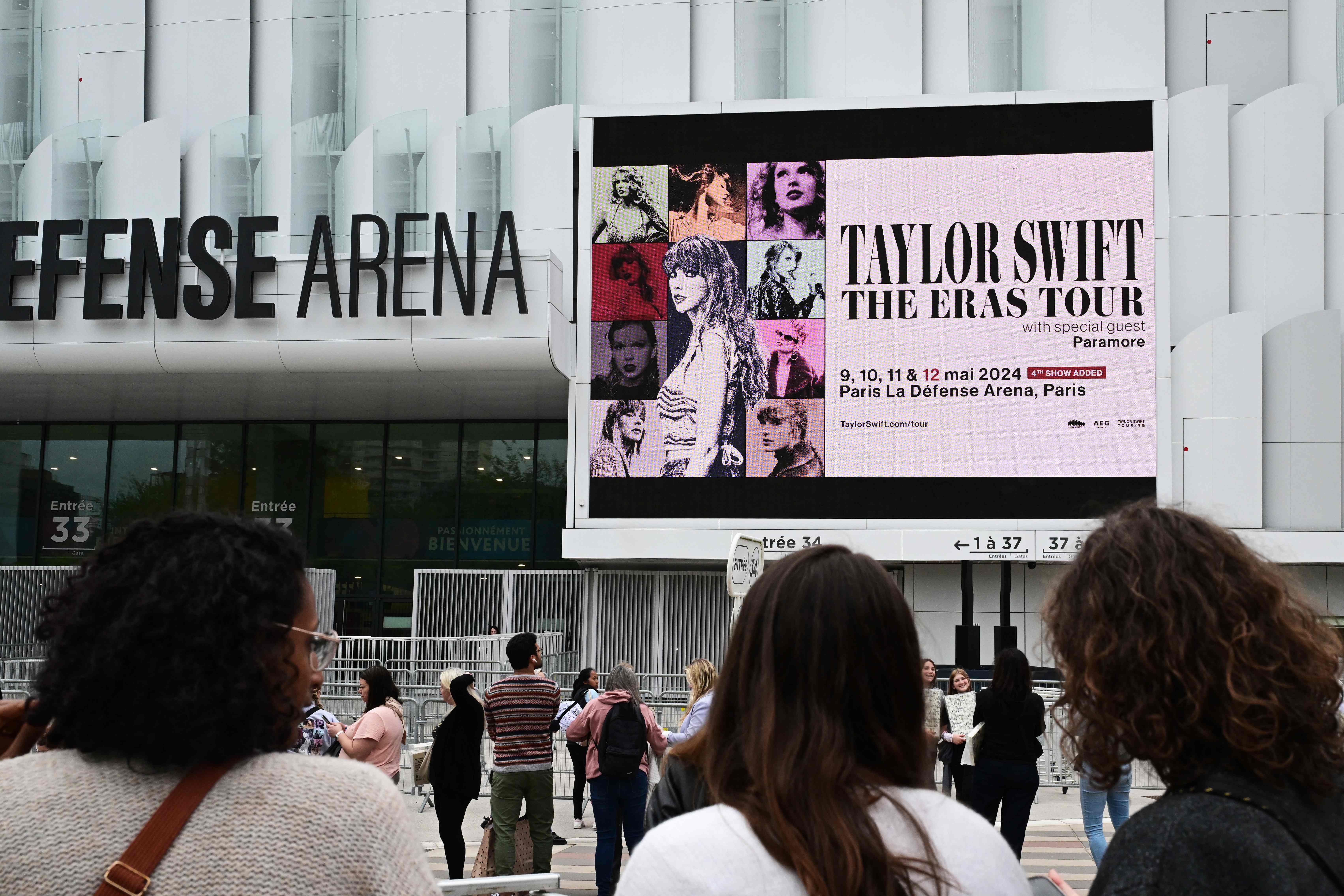 Swifties francesas levantan indignación por dejar a bebé en el suelo durante concierto de Taylor Swift