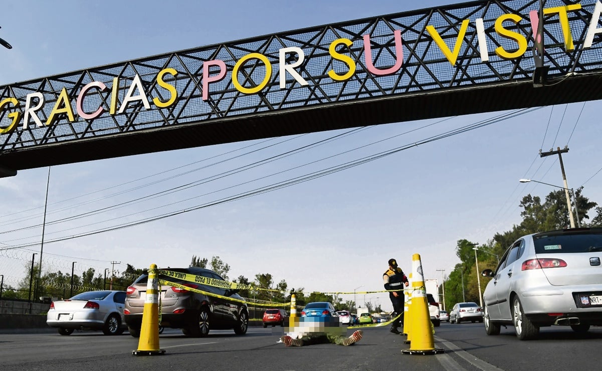 Hombre muere tras lanzarse desde puente peatonal en V. Carranza; nadie lo ha identificado 