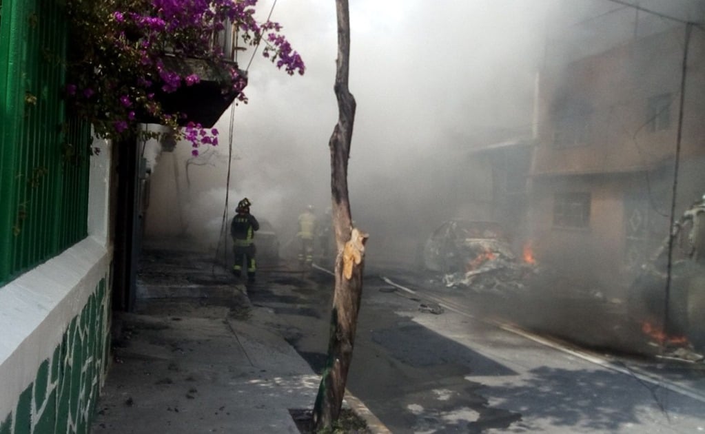 Controlan incendio en fábrica de cartón en Gustavo A. Madero