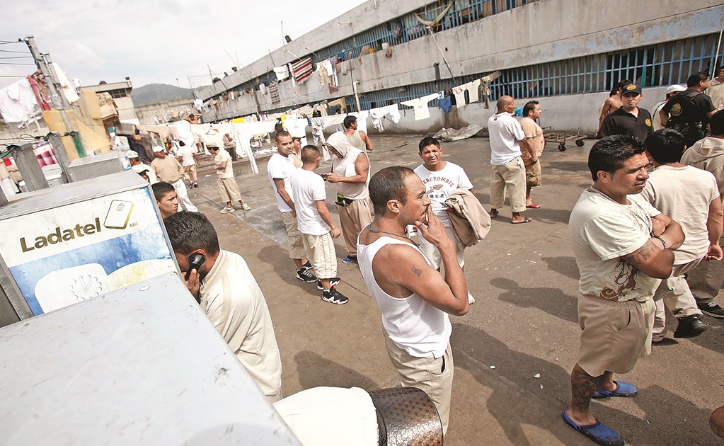 Decomisan 146 litros de pulque en cárceles de CDMX 