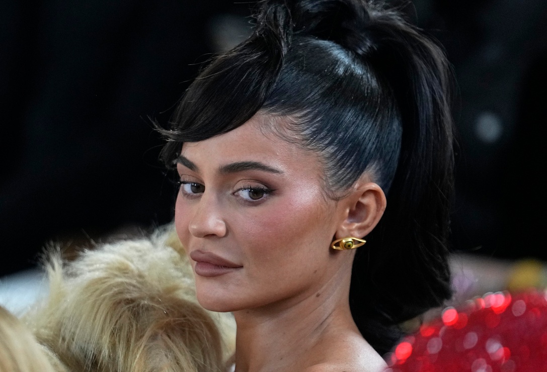 PETA defiende a Kylie Jenner y Schiaparelli por lucir vestidos con cabezas de animales